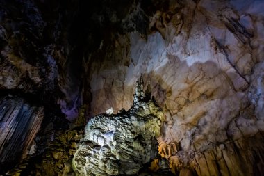 Vietnam 'da turistik Phong Nha' ya yakın güzel bir Cennet Mağarası. Güneydoğu Asya 'da çekilen yeraltı kaya oluşumu fotoğrafı.