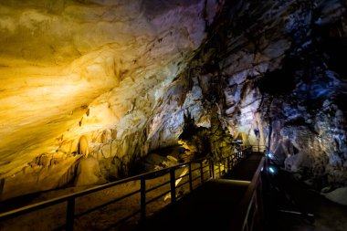 Vietnam 'da turistik Phong Nha' ya yakın güzel bir Cennet Mağarası. Güneydoğu Asya 'da çekilen yeraltı kaya oluşumu fotoğrafı.