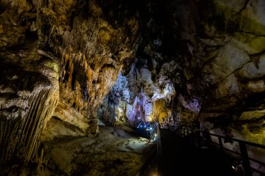 Vietnam 'da turistik Phong Nha' ya yakın güzel bir Cennet Mağarası. Güneydoğu Asya 'da çekilen yeraltı kaya oluşumu fotoğrafı.