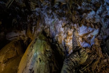 Vietnam 'da turistik Phong Nha' ya yakın güzel bir Cennet Mağarası. Güneydoğu Asya 'da çekilen yeraltı kaya oluşumu fotoğrafı.