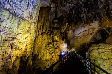 Vietnam 'da turistik Phong Nha' ya yakın güzel bir Cennet Mağarası. Güneydoğu Asya 'da çekilen yeraltı kaya oluşumu fotoğrafı.