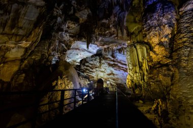 Vietnam 'da turistik Phong Nha' ya yakın güzel bir Cennet Mağarası. Güneydoğu Asya 'da çekilen yeraltı kaya oluşumu fotoğrafı.