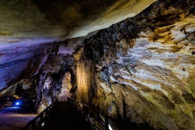 Vietnam 'da turistik Phong Nha' ya yakın güzel bir Cennet Mağarası. Güneydoğu Asya 'da çekilen yeraltı kaya oluşumu fotoğrafı.