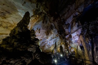 Vietnam 'da turistik Phong Nha' ya yakın güzel bir Cennet Mağarası. Güneydoğu Asya 'da çekilen yeraltı kaya oluşumu fotoğrafı.