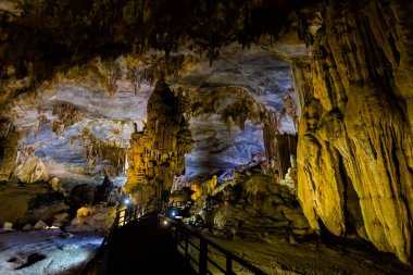 Vietnam 'da turistik Phong Nha' ya yakın güzel bir Cennet Mağarası. Güneydoğu Asya 'da çekilen yeraltı kaya oluşumu fotoğrafı.