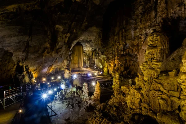 在越南 美丽的天堂洞穴接近旅游胜地奉尼亚 东南亚拍摄的地下岩层照片 — 图库照片