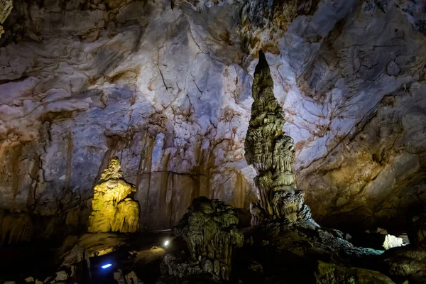 在越南 美丽的天堂洞穴接近旅游胜地奉尼亚 东南亚拍摄的地下岩层照片 — 图库照片