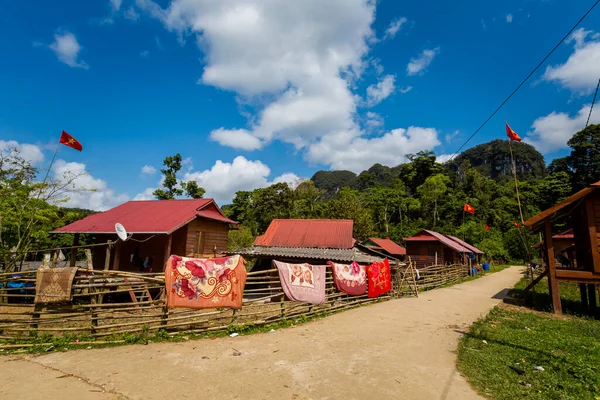 越南Phong Nha Bang国家公园Arem Tribe少数族裔村美丽的阳光灿烂的风景 在东南亚拍摄的乡村风景照片 — 图库照片