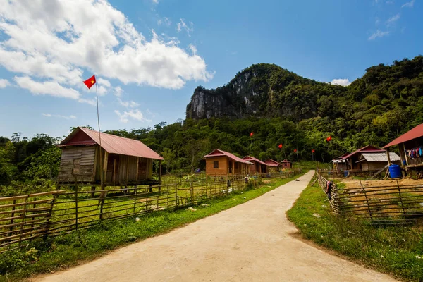 越南Phong Nha Bang国家公园Arem Tribe少数族裔村美丽的阳光灿烂的风景 在东南亚拍摄的乡村风景照片 — 图库照片