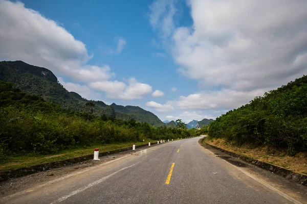 Schöne Grüne Lebendige Landschaft Auf Der Fahrt Vom Nationalpark Phong — Stockfoto