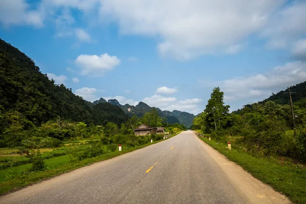 Schöne Grüne Lebendige Landschaft Auf Der Fahrt Vom Nationalpark Phong — Stockfoto