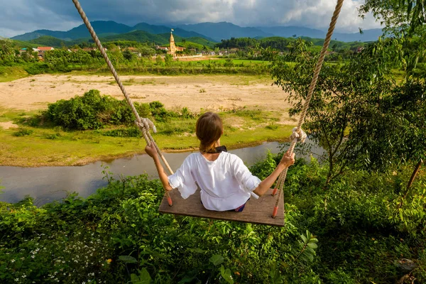 国立公園でのスイングで美しい若い白人観光客フォン ニャクバン ベトナム 東南アジアで撮影された農村風景写真 最も美しいベトナムの場所の一つ — ストック写真