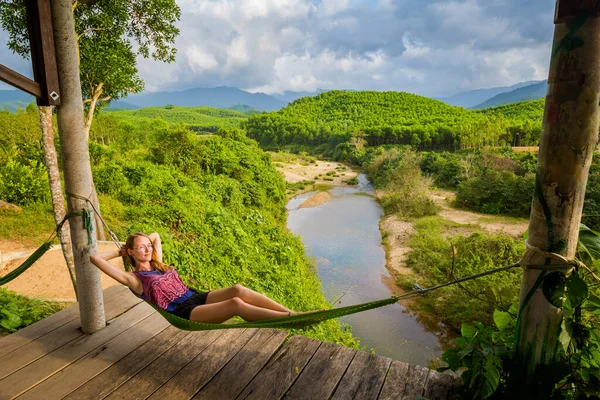 ベトナムの国立公園フォン ニャクバンでハンモックでリラックスした美しい若い白人観光客 東南アジアで撮影された農村風景写真 最も美しいベトナムの場所の一つ — ストック写真