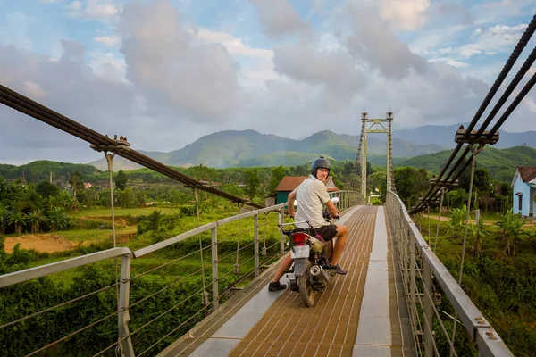 在越南丰奈克邦国家公园的一座河桥上骑着摩托车的美丽年轻的高加索游客 在东南亚拍摄的乡村风景照片 最美丽的越南风景之一 — 图库照片