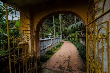 Tam Coc, Ninh Binh, Vietnam 'daki güzel Budist tapınağı Bich Dong Pagoda. Güneydoğu Asya 'da çekilmiş kırsal manzara fotoğrafı..