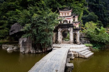 Tam Coc, Ninh Binh, Vietnam 'daki güzel Budist tapınağı Bich Dong Pagoda. Güneydoğu Asya 'da çekilmiş kırsal manzara fotoğrafı..
