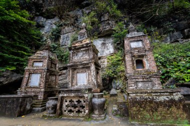 Tam Coc, Ninh Binh, Vietnam 'daki güzel Budist tapınağı Bich Dong Pagoda. Güneydoğu Asya 'da çekilmiş kırsal manzara fotoğrafı..