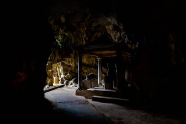 Tam Coc, Ninh Binh, Vietnam 'daki güzel Budist tapınağı Bich Dong Pagoda. Güneydoğu Asya 'da çekilmiş kırsal manzara fotoğrafı..