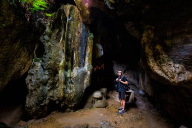 Tam Coc, Ninh Binh, Vietnam 'daki güzel Budist tapınağı Bich Dong Pagoda. Güneydoğu Asya 'da çekilmiş kırsal manzara fotoğrafı..