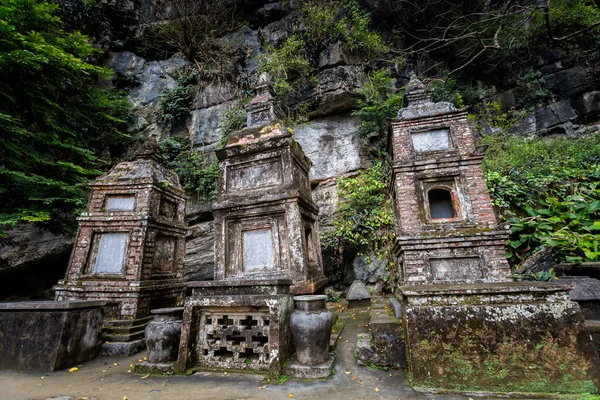 Tam Coc, Ninh Binh, Vietnam 'daki güzel Budist tapınağı Bich Dong Pagoda. Güneydoğu Asya 'da çekilmiş kırsal manzara fotoğrafı..