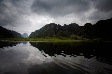 Van Long Doğa Koruma Alanındaki güzel manzara, Tam Coc, Vietnam 'daki Ninh Binh. Güneydoğu Asya 'da çekilen teknenin kırsal manzara fotoğrafı..