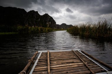Van Long Doğa Koruma Alanındaki güzel manzara, Tam Coc, Vietnam 'daki Ninh Binh. Güneydoğu Asya 'da çekilen teknenin kırsal manzara fotoğrafı..