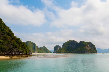 Bai Tu Long Bay 'in güzel manzarası, Quan Lan Adası, Vietnam' a gemi gezisi sırasında çekildi. Güneydoğu Asya 'da çekilmiş deniz manzaralı fotoğraf, Ha Long.