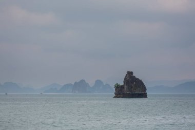 Bai Tu Long Bay 'in güzel manzarası, Quan Lan Adası, Vietnam' a gemi gezisi sırasında çekildi. Güneydoğu Asya 'da çekilmiş deniz manzaralı fotoğraf, Ha Long.