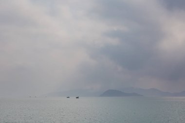 Bai Tu Long Bay 'in güzel manzarası, Quan Lan Adası, Vietnam' a gemi gezisi sırasında çekildi. Güneydoğu Asya 'da çekilmiş deniz manzaralı fotoğraf, Ha Long.