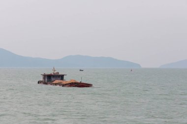 Bai Tu Long Bay 'in güzel manzarası, Quan Lan Adası, Vietnam' a gemi gezisi sırasında çekildi. Güneydoğu Asya 'da çekilmiş deniz manzaralı fotoğraf, Ha Long.