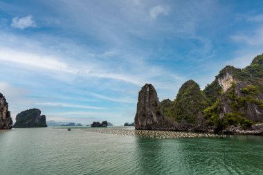 Bai Tu Long Bay 'in güzel manzarası, Quan Lan Adası, Vietnam' a gemi gezisi sırasında çekildi. Güneydoğu Asya 'da çekilen İnci Çiftliği Sahili manzaralı fotoğraf, Ha Long