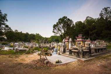 Prenses tapınağının ve Hue, Vietnam 'daki mezarlıkların güzel renkli bir fotoğrafı. Turist olmayan popüler bir dini mekan..