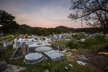 Prenses tapınağının ve Hue, Vietnam 'daki mezarlıkların güzel renkli bir fotoğrafı. Turist olmayan popüler bir dini mekan..