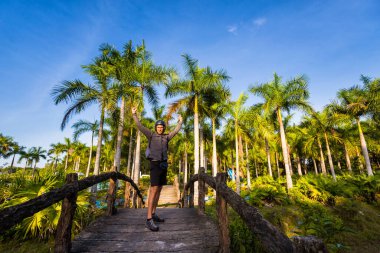 Vietnam, Hue 'daki terk edilmiş su parkında Thuy Tien Gölü' nde turist. Ormanın güzel manzarası mimarinin üstesinden geliyor..