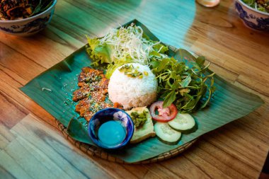 Domuz pirzolası ve sebzeli kırık pirinç - Com Tam Suon. Vietnam 'ın başkenti Hue' daki restoranda geleneksel Vietnam mutfağı servis ediliyor..