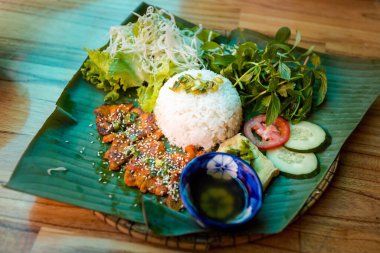 Domuz pirzolası ve sebzeli kırık pirinç - Com Tam Suon. Vietnam 'ın başkenti Hue' daki restoranda geleneksel Vietnam mutfağı servis ediliyor..