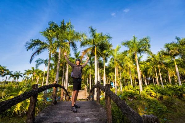 放棄された水公園の観光客フエ ベトナムのトゥイ天湖 建築を克服するジャングルの美しい風景 — ストック写真