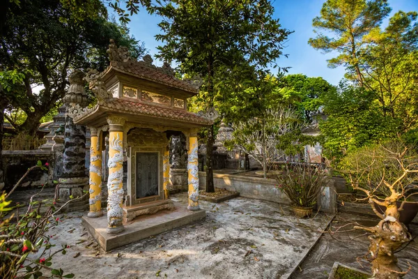ベトナムの火Hieu塔の美しいカラフルな写真 観光客のいない人気の宗教的な場所 — ストック写真
