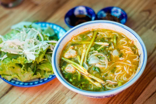Deliciosa Sopa Vietnamita Bun Hue Sopa Tradicional Servida Restaurante Centro —  Fotos de Stock
