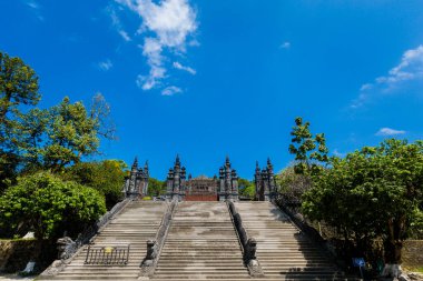 Hue, Vietnam 'daki Khai Dinh İmparatoru mozolesinin güzel mimari fotoğrafı. Turist olmayan popüler ziyaretçi mekanı.