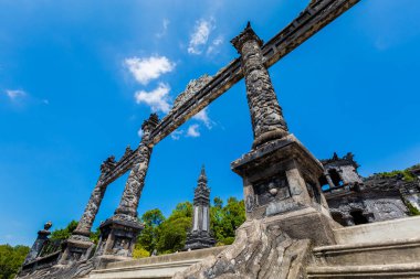 Hue, Vietnam 'daki Khai Dinh İmparatoru mozolesinin güzel mimari fotoğrafı. Turist olmayan popüler ziyaretçi mekanı.