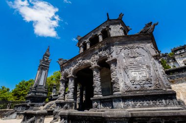 Hue, Vietnam 'daki Khai Dinh İmparatoru mozolesinin güzel mimari fotoğrafı. Turist olmayan popüler ziyaretçi mekanı.