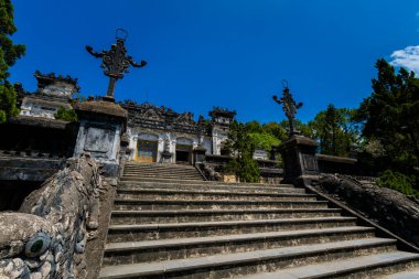 Hue, Vietnam 'daki Khai Dinh İmparatoru mozolesinin güzel mimari fotoğrafı. Turist olmayan popüler ziyaretçi mekanı.