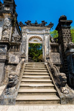 Hue, Vietnam 'daki Khai Dinh İmparatoru mozolesinin güzel mimari fotoğrafı. Turist olmayan popüler ziyaretçi mekanı.