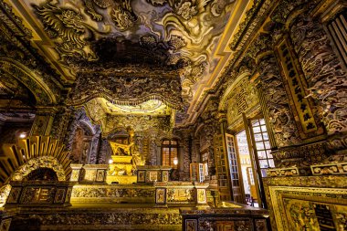 Hue, Vietnam 'daki Khai Dinh İmparatoru mozolesinin güzel mimari fotoğrafı. Turist olmayan popüler ziyaretçi mekanı.