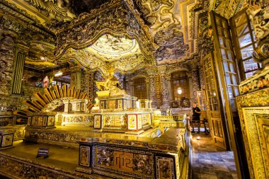 Hue, Vietnam 'daki Khai Dinh İmparatoru mozolesinin güzel mimari fotoğrafı. Turist olmayan popüler ziyaretçi mekanı.