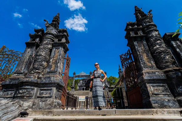 Feminino Turista Bela Arquitetura Foto Khai Dinh Imperador Mausoléu Hue — Fotografia de Stock