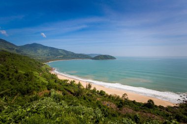 Hai Van Pass 'ın Da Nang' dan Hue, Vietnam 'a güzel manzarası. Güneşli gün manzarası.