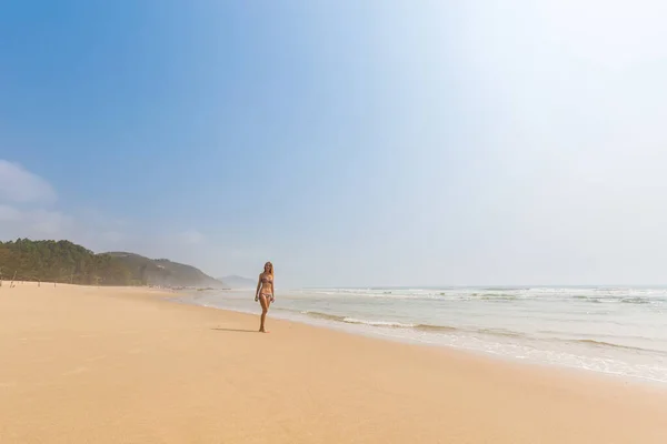 Junge Frau Quan Lan Beach Bai Bien Island Bai Long — Stockfoto