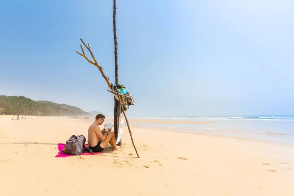 Вродливий Чоловік Пляжі Кван Лан Бай Бієн Острів Бай Лонг — стокове фото